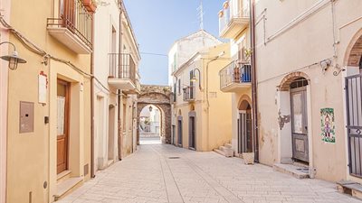 مدينة إيطالية تبحث عن سكان مقابل 25 ألف يورو وراتب شهري