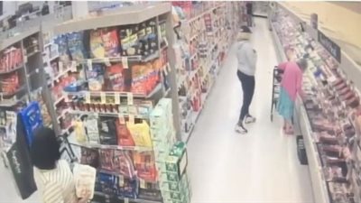 لحظة سرقة امرأة محفظة مسنة داخل سوبر ماركت (فيديو)