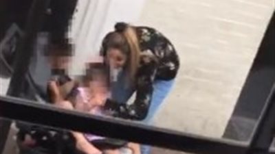 لقطات صادمة لأم تخنق طفلتها في الشارع (فيديو)