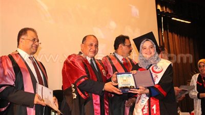 بالصور.. محافظ الغربية يشهد تخريج الدفعة 52 بكلية طب طنطا