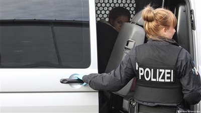 لاجيء سوري يهاجم شرطية في ألمانيا ويجرحها بآلة حادة