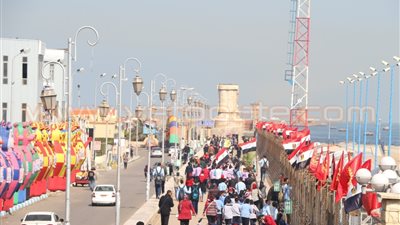 بالصور.. أهالي بورسعيد يشاركون في احتفالات افتتاح التفريعة