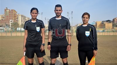«منى وبوسي» يكتبان تاريخا جديدا في الملاعب.. كيف أدار أول طاقم تحكيم نسائي مباراة للرجال بالدوري