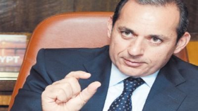 وقفة لعمال البنك الأهلى أمام 