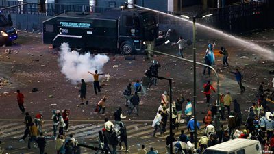 شغب في بوينس آيرس عقب هزيمة التانجو.. إصابة 70 شخصا في أعمال شغب احتجاجا على خسارة الأرجنتين.. الشرطة تطلق قنابل الغاز على الجماهير الغاضبة وتلقى القبض على 50.. ورئيسة الأرجنتين تهنئ منتخب بلادها