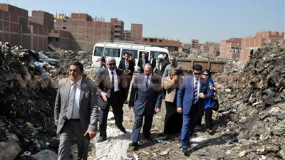 بالصور.. محافظ القليوبية يقتحم مقلب قمامة شبرا الخيمة