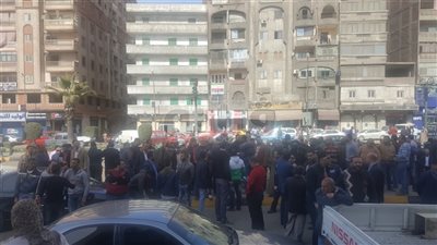 أهالي العجمي يرددون هتاف «هدد لأ.. إزالة لأ» أمام حملة الإزالات (فيديو)