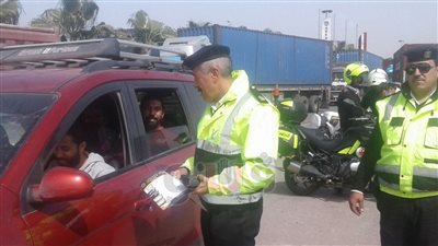 استمرار حملات التوعية المرورية على الطرق ( صور)