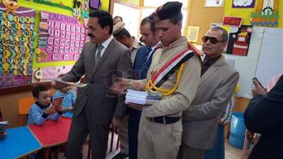 الداخلية توزع هدايا للأطفال داخل الفصول في الوادي الجديد