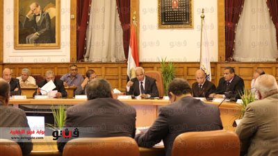 محافظ القاهرة يترأس اجتماع المجلس التنفيذي.. السعيد: نقل الباعة الجائلين إلى «الترجمان».. استيكرات على الميكروباصات بالتعريفة الجديدة.. ويوبخ رؤساء الأحياء بسبب النظافة.. ويطالب بتطوير محطات