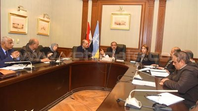 محافظ الإسكندرية يناقش تعديات الطريق العام مع رؤساء الأحياء