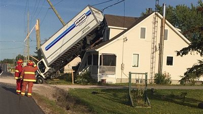 لحظة سقوط شاحنة على سطح منزل (فيديو وصور)