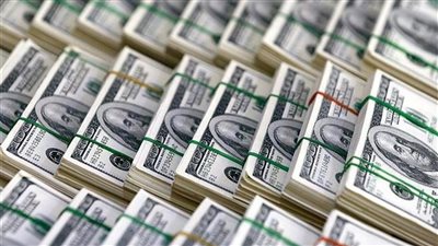 الدولار يواصل التراجع أمام الجنيه في نهاية تعاملات الأسبوع