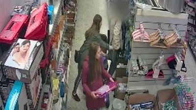 لصتان محترفتان تسرقان عجوزا داخل سوبر ماركت (فيديو وصور)