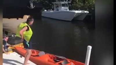 موقف محرج لرجل يتسبب في نوبة ضحك لامرأة تصوره (فيديو)