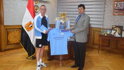 وزير الرياضة يستقبل وفد نادي مان سيتي وكأس الدوري الإنجليزي (صور)