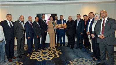 الجالية المصرية بالكويت تكرم القنصل العام هويدا عصام (صور)