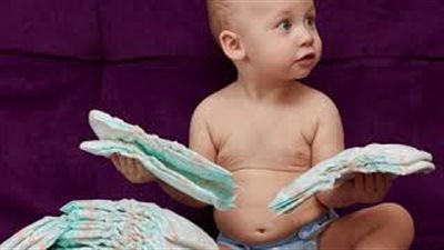 اتركى طفلك الرضيع الذكر بدون حفاض لبعض الوقت حفاظا على صحته (فيديو)