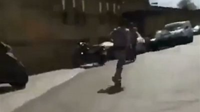 مجرم يصور لحظة مطاردته المجني عليه بسكين (فيديو)