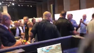 أول تعليق لنتنياهو على هروبه من مؤتمر انتخابي بعد تعرض القاعة للقصف (فيديو)