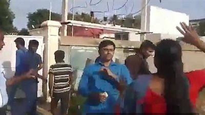 علقة ساخنة لرجل من زوجتيه بعد إعلان رغبته في الزواج من ثالثة (فيديو وصور)