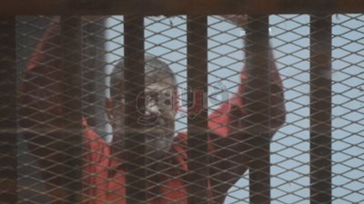 تأجيل إعادة محاكمة مرسي و27 آخرين بـ«اقتحام الحدود الشرقية» للغد