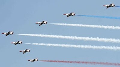 بدء عروض بالطائرات احتفالا بـ