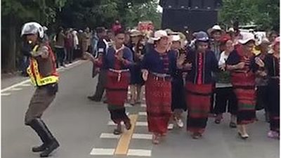 شرطي مرور يشارك موكبا الرقص (فيديو وصور)