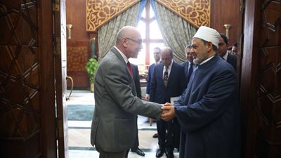 الطيب لـ«المسئول الأممي»: نبذل جهودا كبيرة لتحقيق السلام العالمي