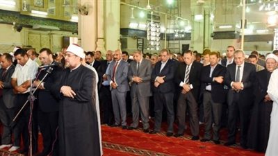 وزير الأوقاف يوزع 4 أطنان لحوم على أهالي الشرقية (صور)