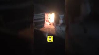 شاب يخاطر بحياته لإخراج أسطوانة غاز مشتعلة (فيديو)