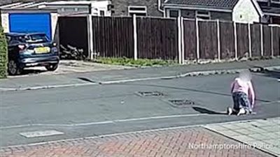 لحظة اعتداء لص على عجوز وسرقة حقيبتها (فيديو)