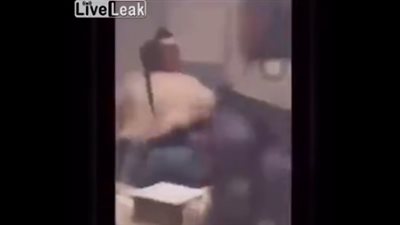 لقطات صادمة للحظة اعتداء طالبتين على معلمة بالضرب داخل الفصل (فيديو)