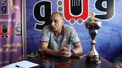 ياسر صلاح مدرب «سيدات يد الأهلي» يسرد اللحظات الحاسمة في التتويح بكأس مصر.. ويكشف كيف يواجه غياب طموح اللعبة.. ويؤكد «المنافسة في أفريقيا لن تكون سهلة»