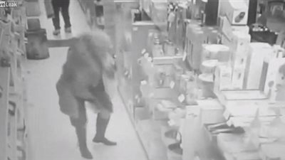 مسنة تسرق زجاجة 