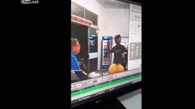 مدير متجر يلقن لصا مسلحا درسًا قاسيًا (فيديو)