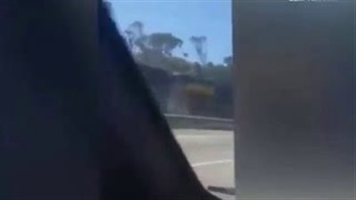 بالفيديو.. اصطدام شاحنة بجانب الطريق في أستراليا