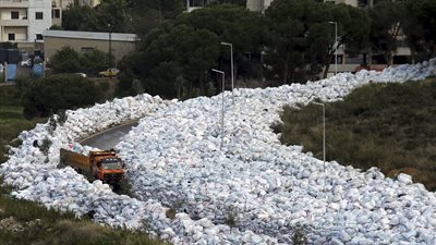 بالصور.. نهر من القمامة يتدفق بين شوارع «بيروت»