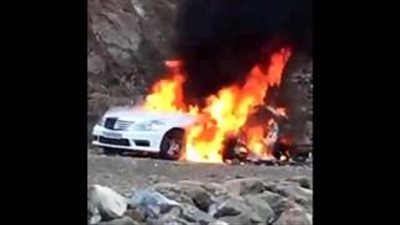 بالفيديو.. لحظة إشعال إماراتي النار في سيارته المرسيدس