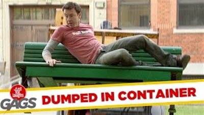 شاهد.. رد فعل المارة على عمال نظافة يقذفون رجلا نائما في صندوق القمامة