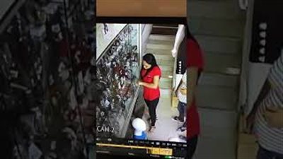 امرأة تساعد زوجها على سرقة متجر (فيديو)