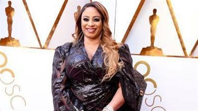 تورا ستينسون تطل بأول فستان غريب على السجادة الحمراء في الأوسكار