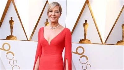 أليسون جاني المرشحة لأفضل ممثلة مساعدة تتألق بفستان أحمر في الأوسكار