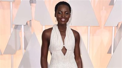 لوبيتا نيونجو تخطف الأنظار بالأبيض في حفل جوائز الأوسكار (صور)