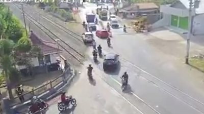 لقطات مروعة لقطار يسحق سيارة علقت بين القضبان (فيديو)