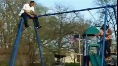 سقوط مروع لفتاة بدينة تتأرجح (فيديو)