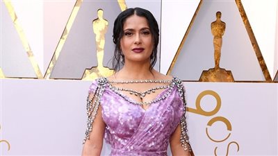 سلمى حايك بإطلالة غير موفقة في حفل جوائز الأوسكار (صور)
