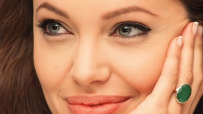 صور «أنجلينا جولي» وراء عزل وزير الخارجية البريطاني من منصبه