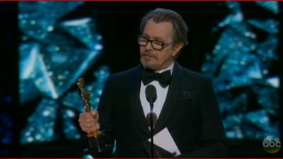 تتويج جار أولدمان بجائزته الأولى في حفل الأوسكار كأفضل ممثل رئيسي