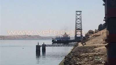 بالفيديو.. قاطرات «قناة السويس» تنقذ سفينة من الغرق